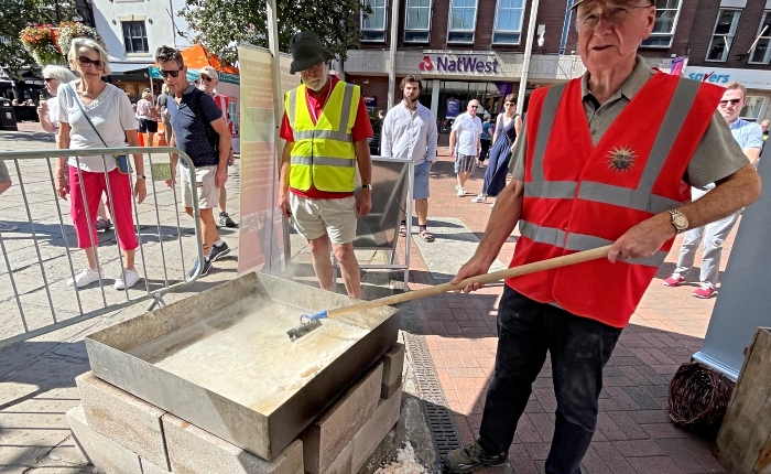 NANTWICH: @nantwichmuseum staff will stage a salt-making demonstration day in Nantwich town square on May 9 - details here thenantwichnews.co.uk/2024/05/01/sal…