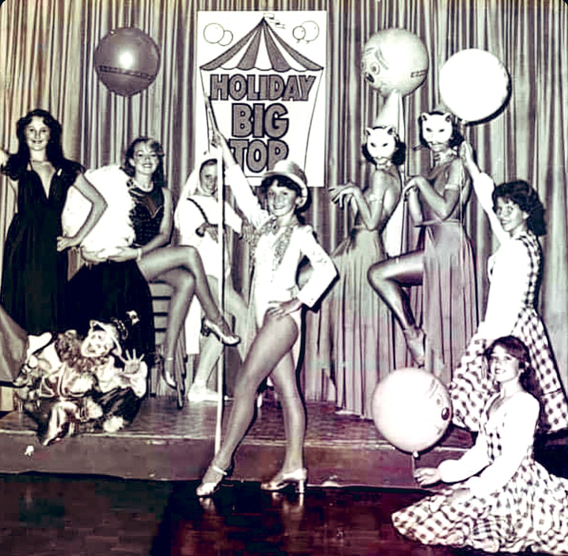 Timeline cleanse: once a showgirl. 😊 (Pretty sure it was a school holiday ‘show’ on the Raindrop Fountain, Roselands!) - you’ll get it @michaelidato @andrewmercado @newmrpford @AngelaBishop 💃 My solo song & dance? Multi-eisteddfod- winning ‘No business like show business’ 😂