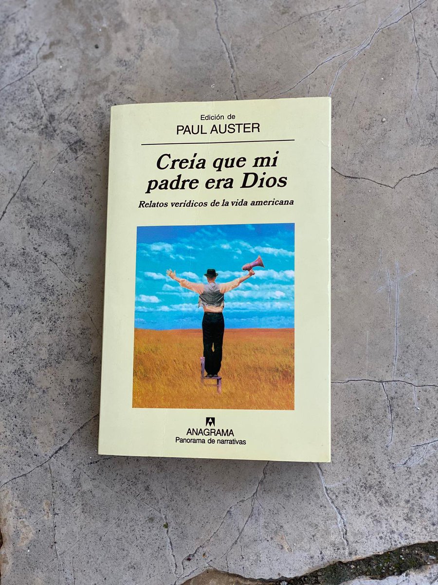 En 1999 Paul Auster dio una entrevista en la radio. Al terminar, el presentador le propuso colaborar en el programa. Iba a decir que no, pero su pareja le dio una idea: pedir a los oyentes que escribieran relatos, seleccionar los mejores y leerlos en antena. Auster dijo sí 🧶