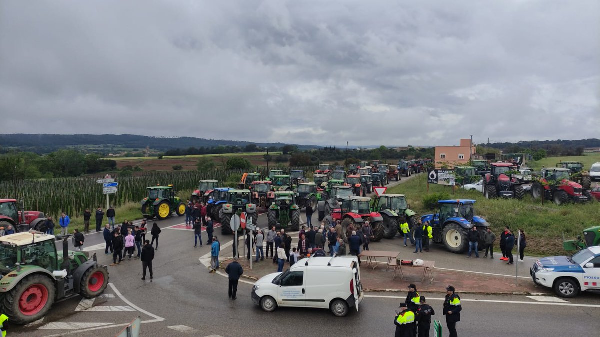 uniopagesos's tweet photo. 💧Volem l'aigua del Ter a la seva conca!
💧Volem ús agrícola de l'aigua prioritari per produir aliments!

🚜Per això avui, amb les comunitats de regants, tallem la C-66 amb un centenar de tractors. Exigim al @govern una millor gestió! https://t.co/ehrRdXptTc