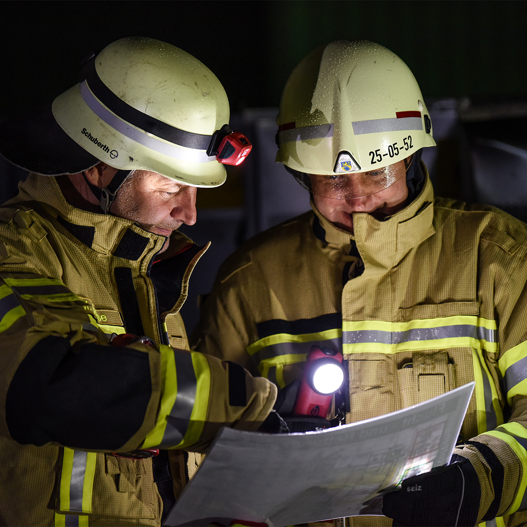StreamlightFR's tweet photo. Éclairage mains libres pour les opérations de lutte contre les incendies 🧑🚒
L'Enduro® Pro Haz-Lo®, discrète et multifonction, dispose de trois modes d'éclairage pour effectuer des tâches variées et offre 235 lumens et 1 320 candelas.
#streamlight #EnduroPro #ATEX #HazLo https://t.co/E0jN0okaQg