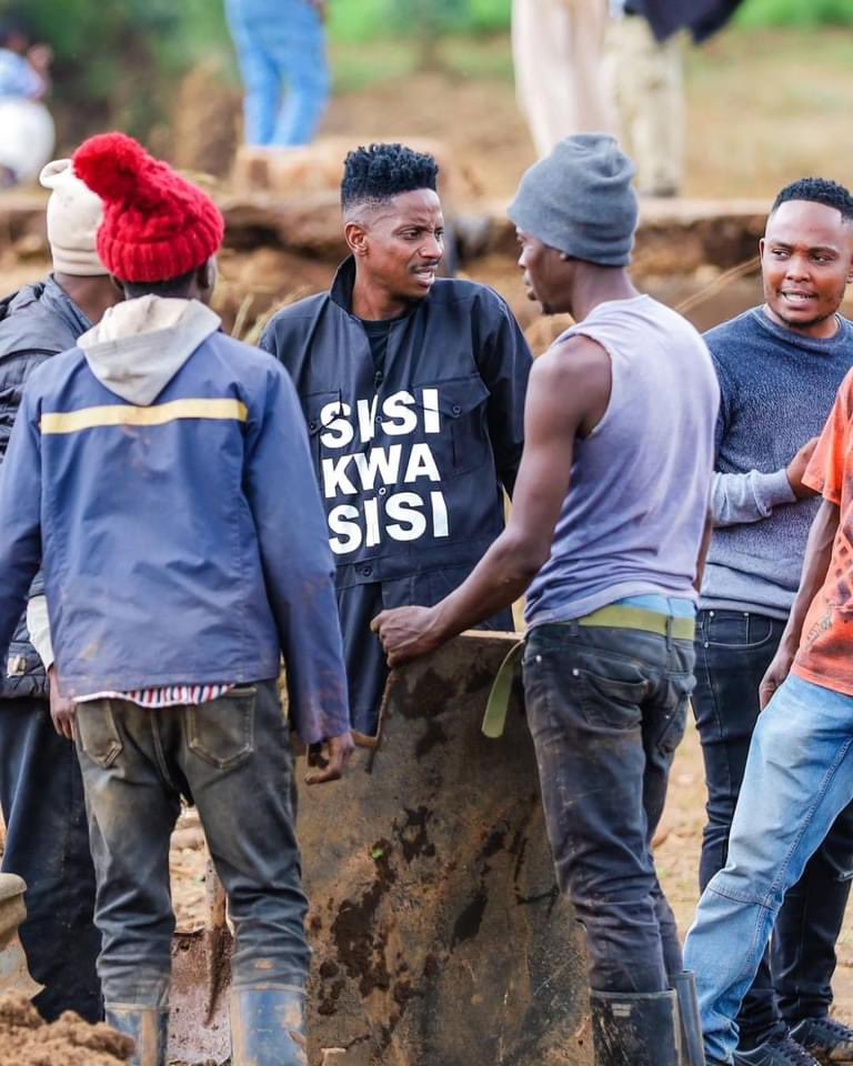 ericomondi_'s tweet photo. Hatutangoja Serikali...
#TeamSisiKwaSisi
#ChangingOneLifeAtAtime https://t.co/yQgCN43I1G