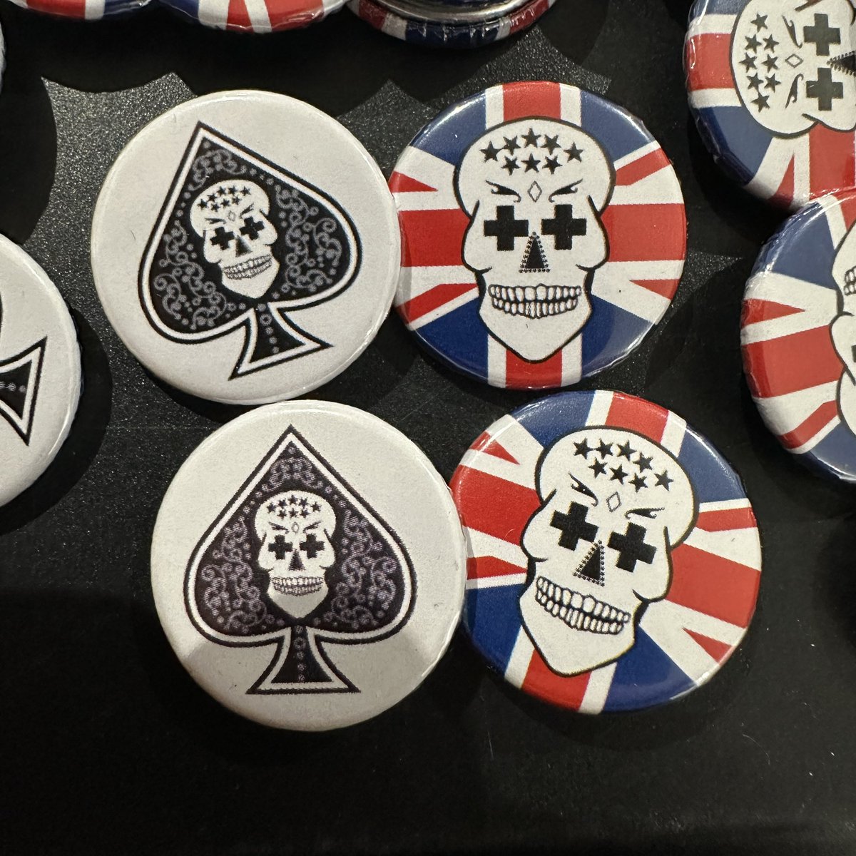 rawmerch's tweet image. ♠️💀

25mm button badges produced for our friends at @fgpuk 

#merch #merchandise #buttonbadge