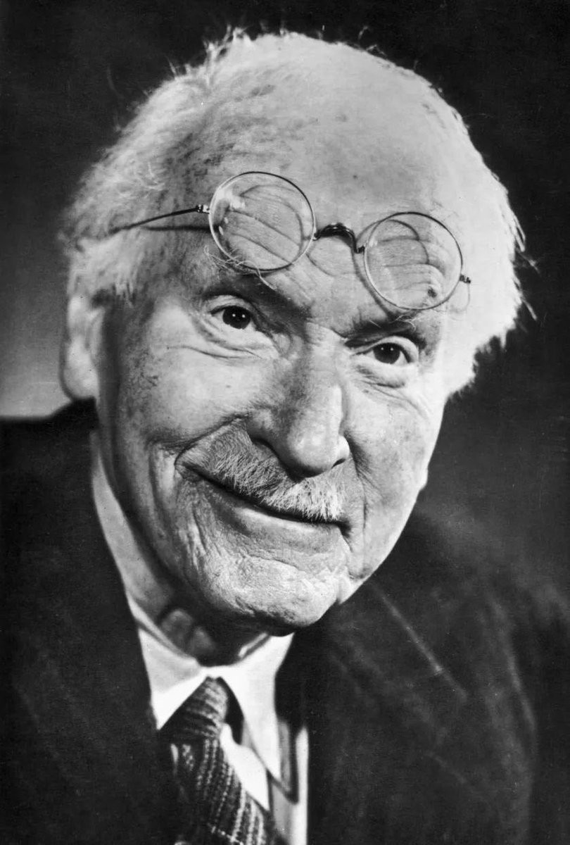 Exploring the depths of the psyche with Carl Jung! A thread with 5 quotes from one of psychology's most influential figures.. 👇🧵