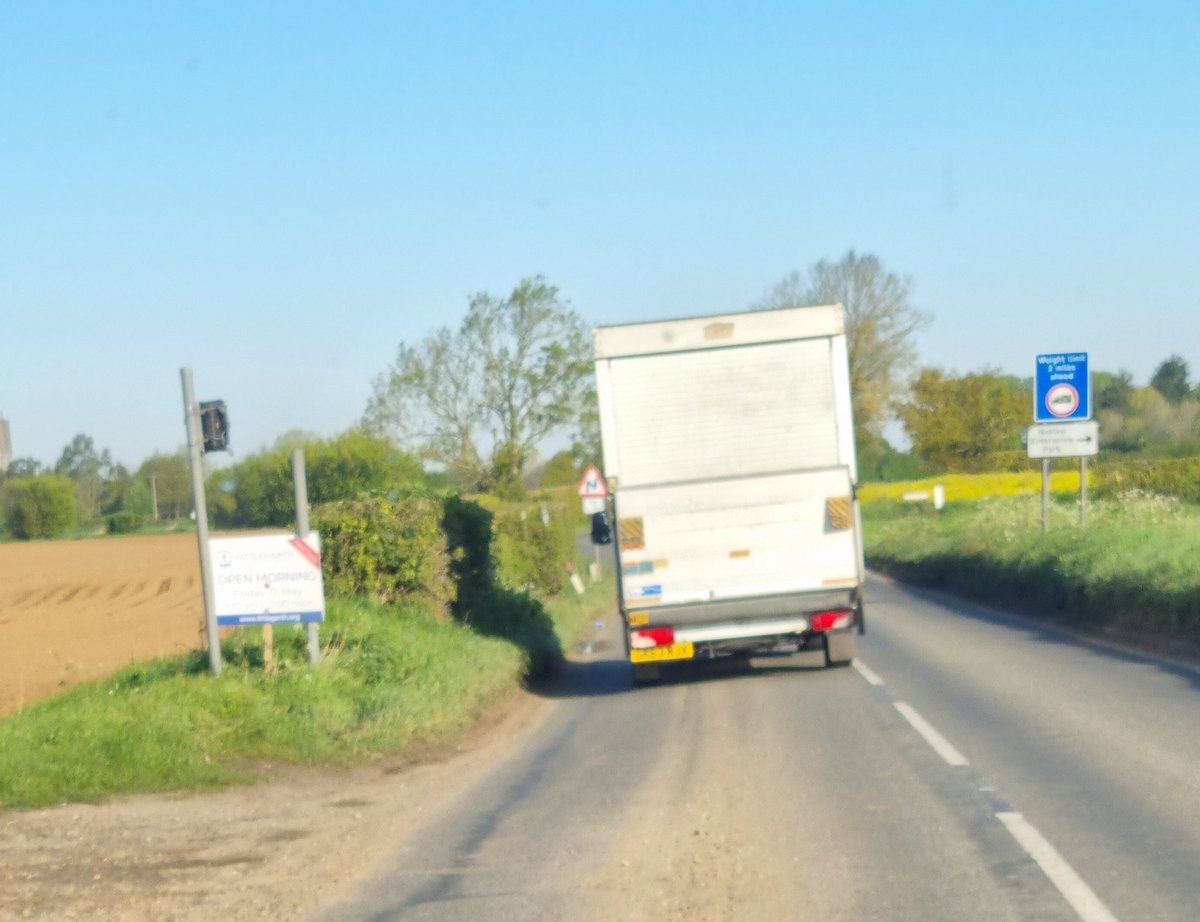 fad56's tweet image. Beware this guy. 
Followed through Hadleigh, Suffolk. 
Nearly knocked 3 cyclists off their bike. 
Missed a give way at a junction. 
Missed a lady at a Zebra crossing.
Zero use of indicators. 

Reg GK63 NJX white Mercedes van

#foreigndrivers #Hadleigh