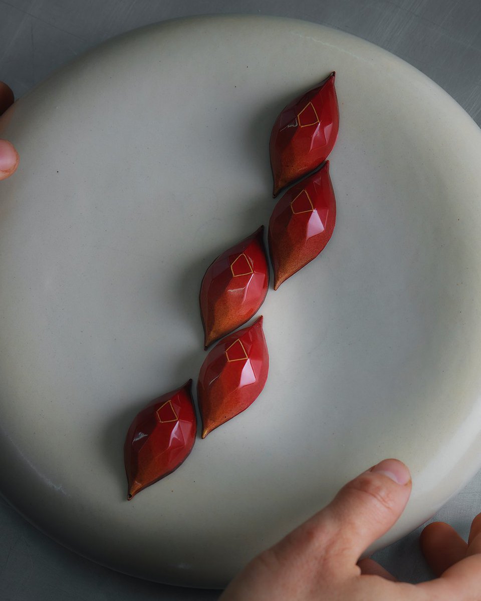 Sour cherry and ouzo. Does this bonbon taste as good as it looks like? 🍒 Make it yourself and let us know. Find the full recipe by Nicolas Nikolakopoulos in our magazine: bit.ly/41cCBj2 @nicolas_nikolakopoulos #Callebaut #BornOriginal #CallebautChocolate