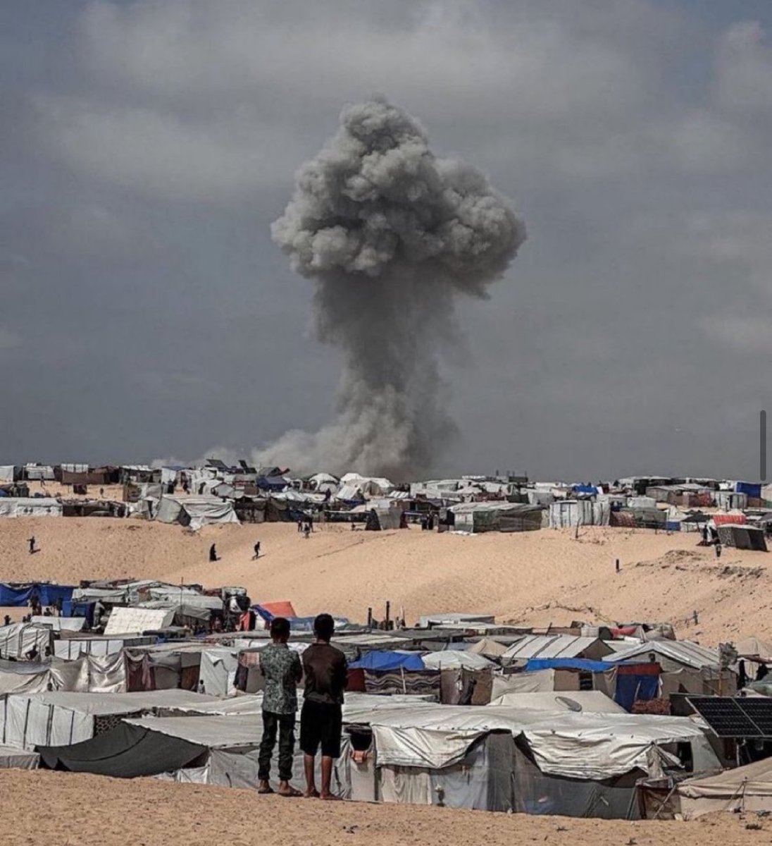 #Gaza #Israel #Völkermord Heute früh hat Israels Armee erneut zivile Zeltlager in Rafah/Gaza an der ägyptischen Grenze mit Raketen und Brandmunition angegriffen (MazharKhan). Das ist Völkermord in Reinkultur! Netanyahu ab ins Gefängnis. Lebenslang.