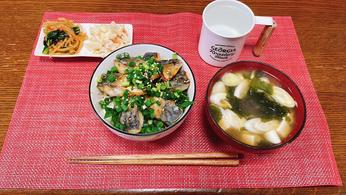 お昼に鯖の竜田揚げ丼作りました･:*+.(( °ω° ))/.:+

 #奈々クラ料理部  
 #赤さんキッチン