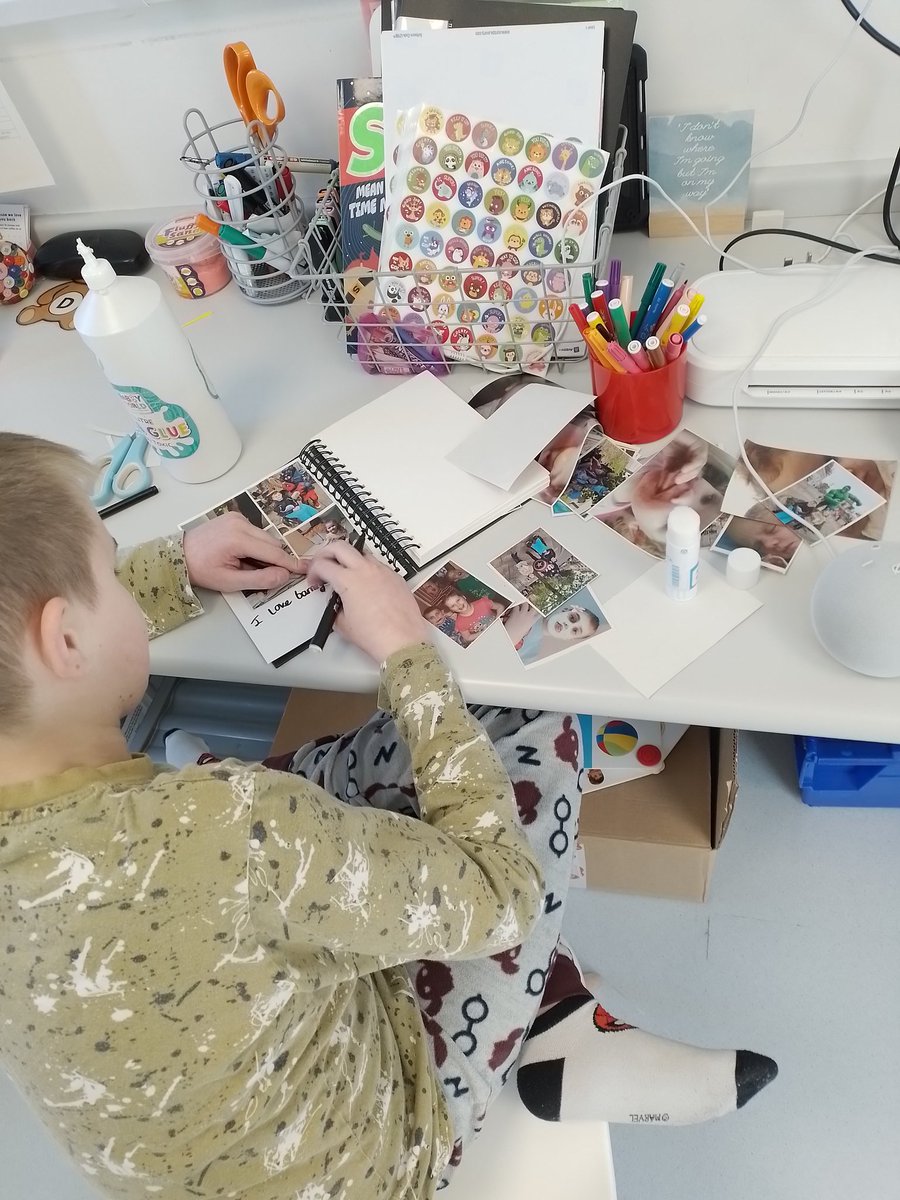 Thomas has shown a keen interest in making a memory book about his hospital experiences. This has given him the opportunity to talk about his feelings and try and process his medical journey @hullhospitals  #jigsaw #feelings #itsgoodtotalk #emotions #sharetheload