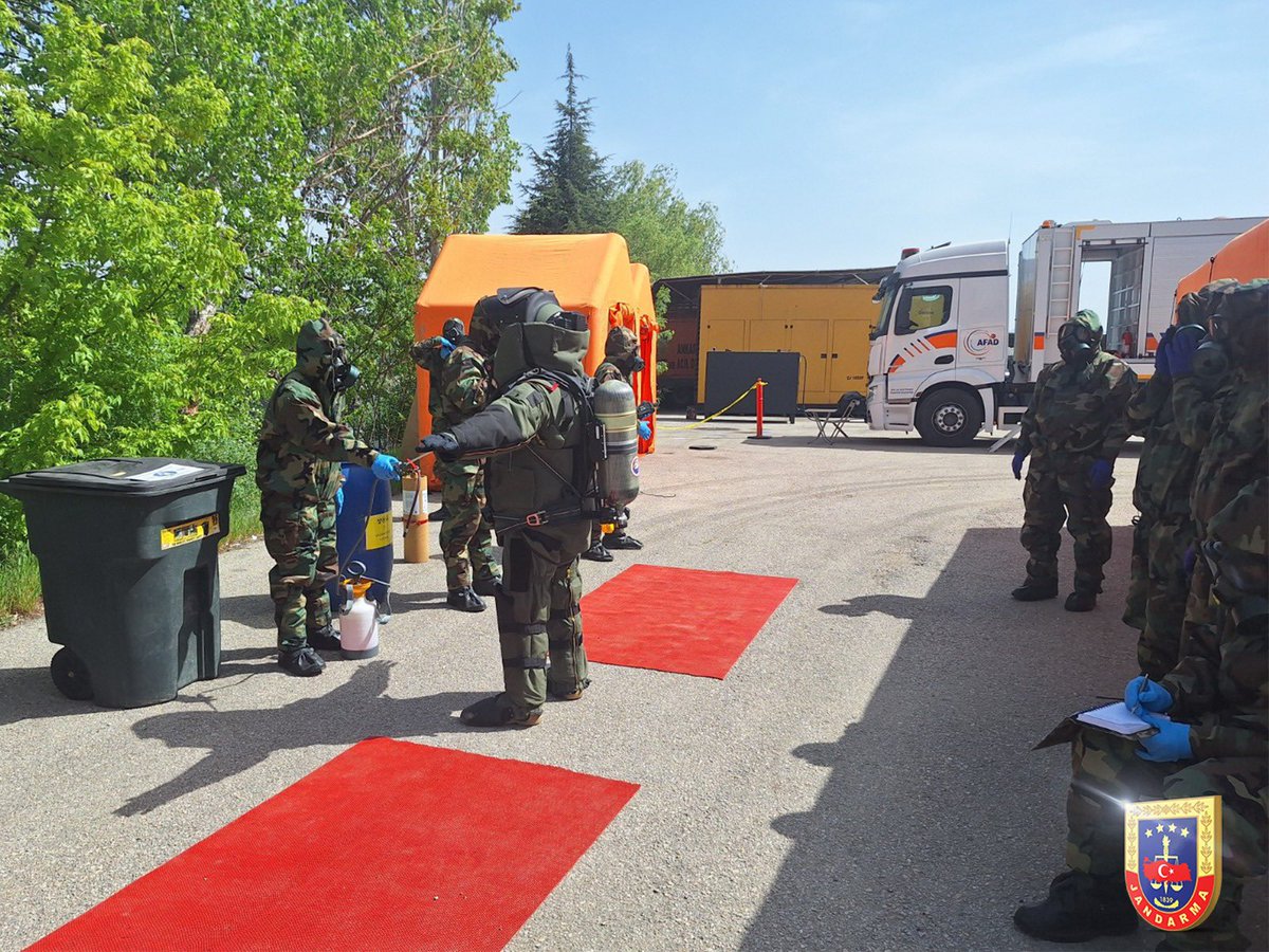 Jandarma Kriminal Başkanlığına bağlı Kriminal Eğitim Merkezinde devam etmekte olan “KBRN Tehdidi İçeren Patlayıcı Maddelere Müdahale Kursu” kursiyerleri, AFAD Ankara İl Müdürlüğü ile ortak tatbikat icra etmiştir. 
🗓️26 Nisan 2024
📍Ankara
#Jandarma