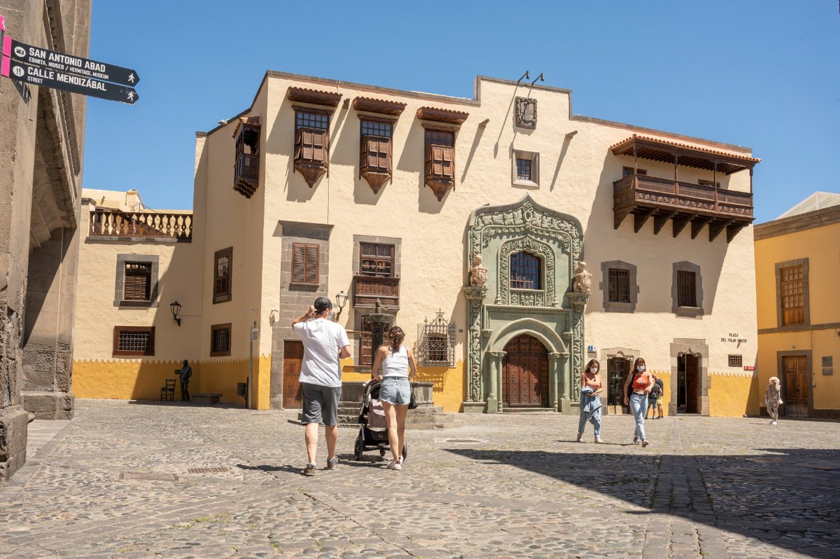Celebramos el Día del Trabajador explorando los encantos del casco histórico de Vegueta. ¿Listo para desconectar y disfrutar de una de las zonas con más solera de nuestra ciudad? 🔌🌟 #Vegueta #DíaDelTrabajador #Descanso