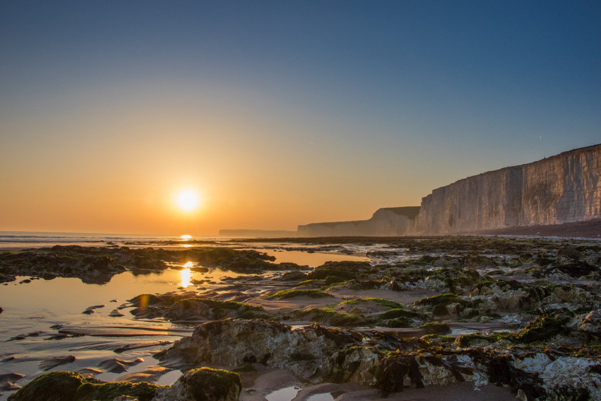 VisitSEEngland's tweet image. "The month of May is the gateway to summer." - Jean Hersey

Here comes summer in #southeastengland

📷: @VisitIOW | @VisitEastbourne | @Visit1066 c Carol Brazel | @bmouthofficial 

#lovethis #may #sunrise #sunset