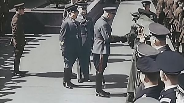 RuZZia's 1st of May parade in Moscow 1941. Look who came to visit as Guests of Honor! 🇷🇺🤦‍♂️🤡🤭😅😂🤣 #RussiaIsANaziState #RussialsATerroristState youtube.com/watch?v=JZbN_u…