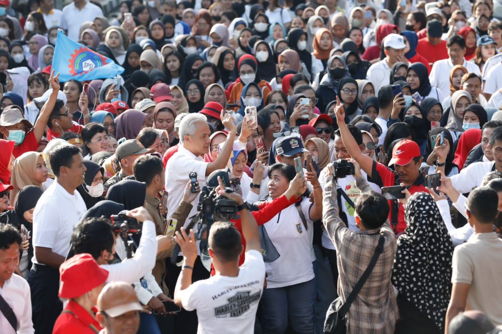 Hari Buruh?

Ganjar Pranowo ketika menjadi Gubernur selalu turun menyapa para buruh lalu mendengar aspirasi mereka

Aspirasi itu kemudian didiskusikan lalu disampaikan kepada otoritasnya, lalu dieksekusi jika dalam ranahnya sbg Gubernur

Ganjar tidak KABUR, karena Ganjar BERANI
