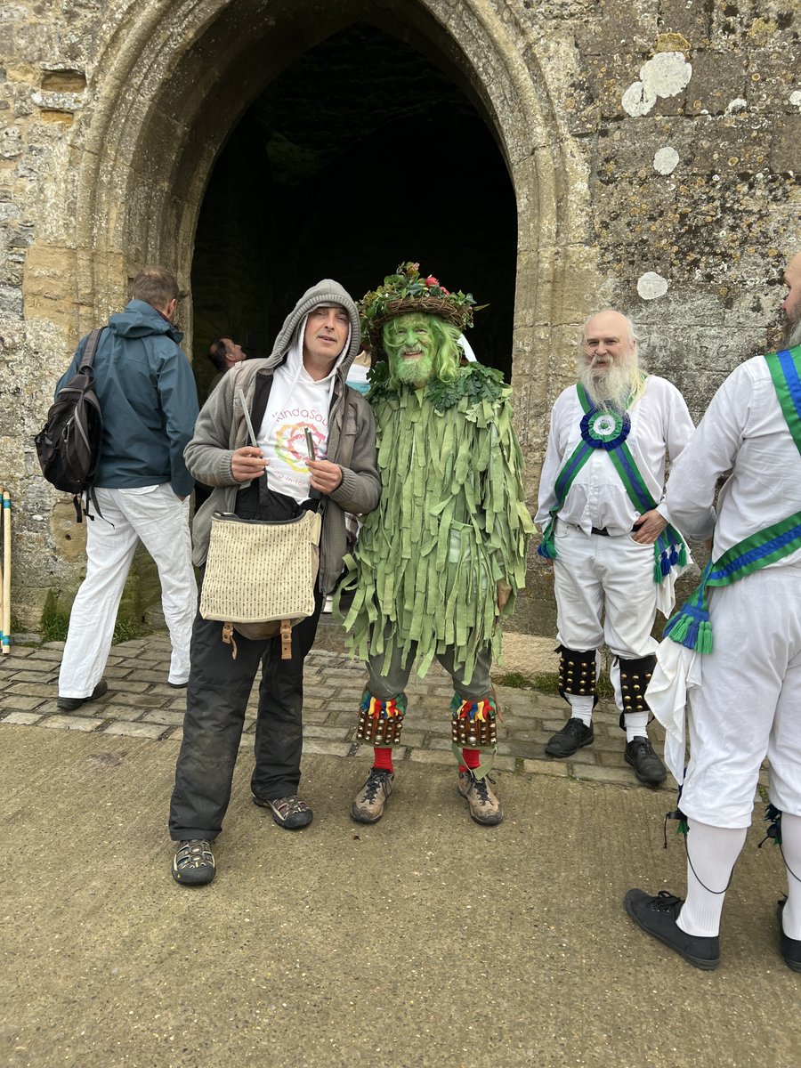 gilesbryant's tweet photo. Today we release UNITY by The Perpetual Choirs. Why not join in with us as we sing all day from Glastonbury Tor (sunrise) to Bury St Edmunds (sunset) and #singforpeace https://t.co/FSQ4iBf2r5 https://t.co/hT5AlWzKBY