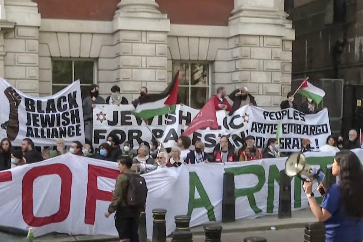 Campaigners in London are protesting outside the Department for Business and Trade calling on the UK government to halt arms supplies to Israel. 🔴 LIVE updates: aje.io/bmvrqq
