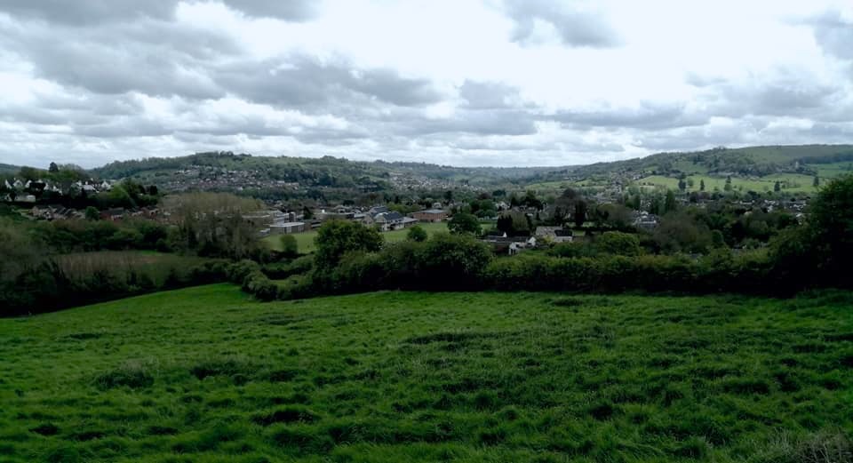 Hooray For May! 💐 A very good morning and happy first of the new month to all. #stroud #nature #mindfulness #spring #lovewhereyoulive #seasonal #viewpoint #views #outdoors #cotswolds #countryside #wellbeing #greenliving #fields #gloucestershire