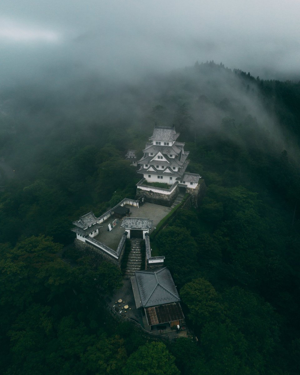 雨霧に包まれた郡上八幡城