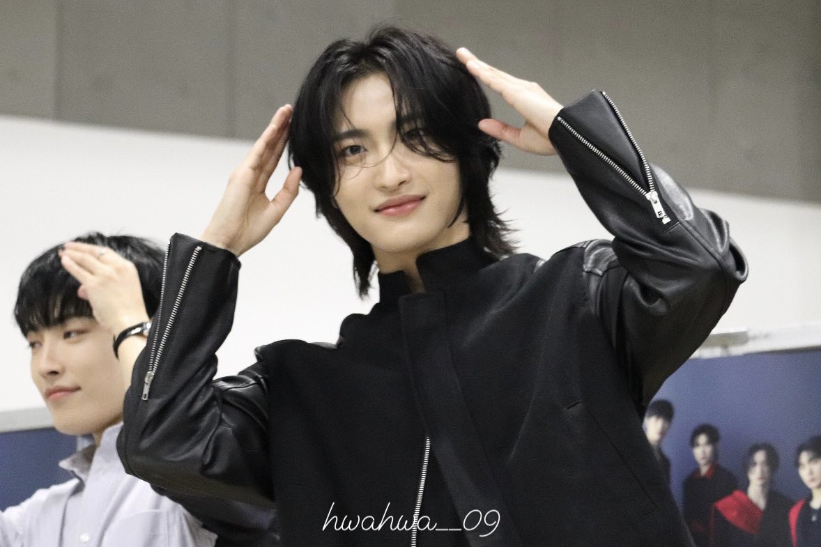 seonghwa from today's fansign <3