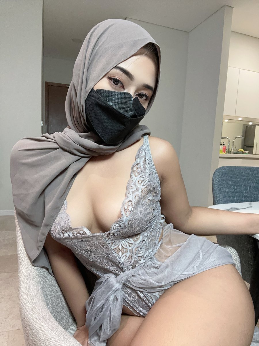 Yasminhijabi's tweet photo. Am I shameless for showing too much? https://t.co/3UR6bGlnj2
