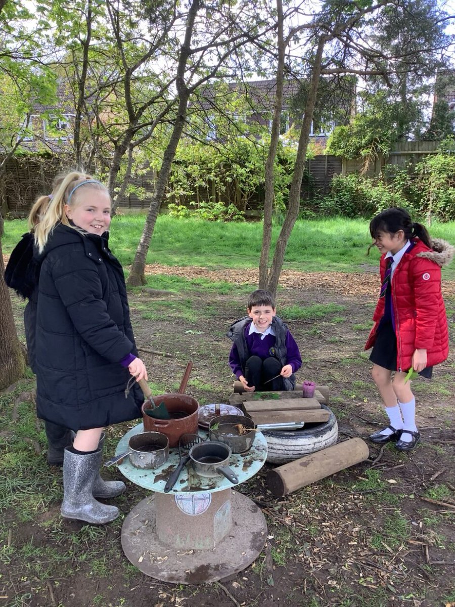 CranfordParkCE's tweet photo. #Year4 were learning about states of matter. We first looked at three balloons filled with air (gas), water (liquid) and ice (solid) and discussed their different properties. The children then went around #forestschool finding examples.
#makingsciencefun #outdoorlearning https://t.co/hJTBMQIND0