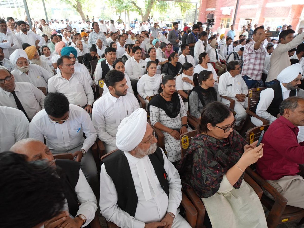 विधि का ज्ञान संरक्षित विधान भाजपा द्वारा संवैधानिक मूल्यों पर किए जा रहे लगातार हमलों और संविधान बदलने की धमकी के बीच विद्वत अधिवक्ताओं की भूमिका और भी महत्वपूर्ण हो जाती है। आज सिरसा के बरनाला रोड में सिरसा अधिवक्ता संघ के तत्वावधान में आयोजित कार्यक्रम में सहभागिता कर सभी से…