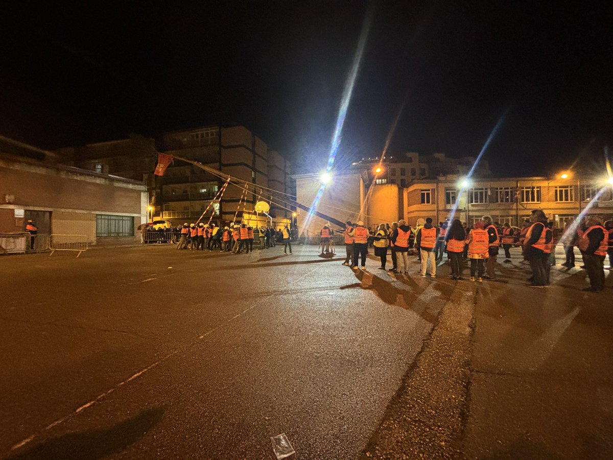 PPBurgosCiudad's tweet photo. Un año más nos sumamos a la tradicional pingada de mayo en el barrio de #Capiscol junto a sus vecinos. https://t.co/xsBLv50hPL