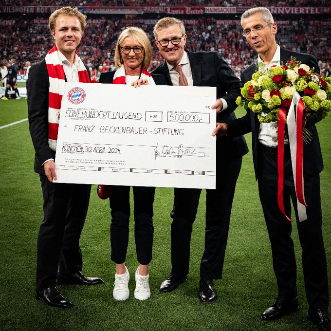 𝑫𝒂𝒏𝒌𝒆 𝑭𝒓𝒂𝒏𝒛! ❤️ El #FCBayern entrega una donación a la Fundación Franz Beckenbauer. 🗞️ fcbayern.com/qeSfn #MiaSanMia
