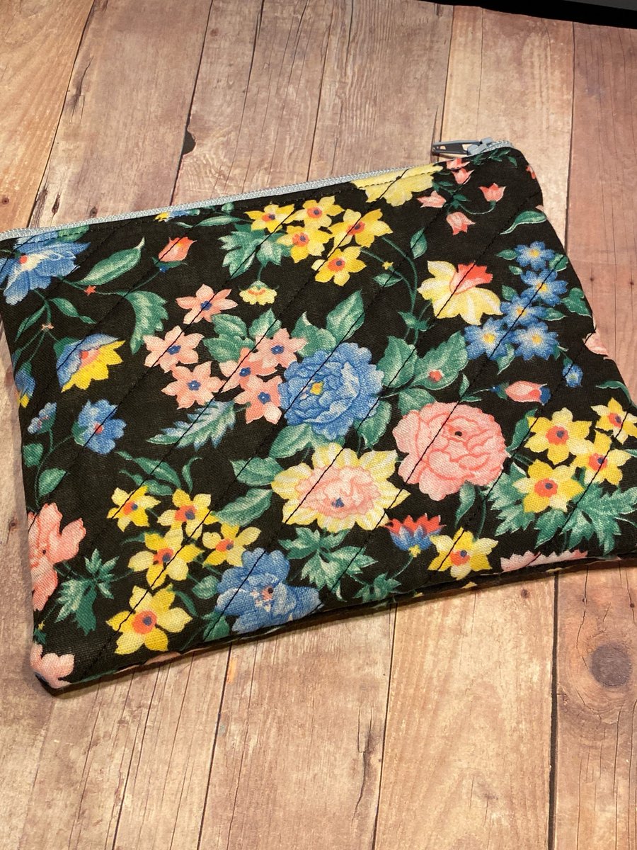 Quilted floral coin bag, handmade pouch, coin purse, cosmetic bag, zippered pouch, Mothers Day, gift ideas, Christmas tuppu.net/4fff2ec7 #July4th #giftsunder10 #Handmadegifts #MemorialDay #GiftsforMom #KingdomWorkshop #MothersDay #CoinPurse