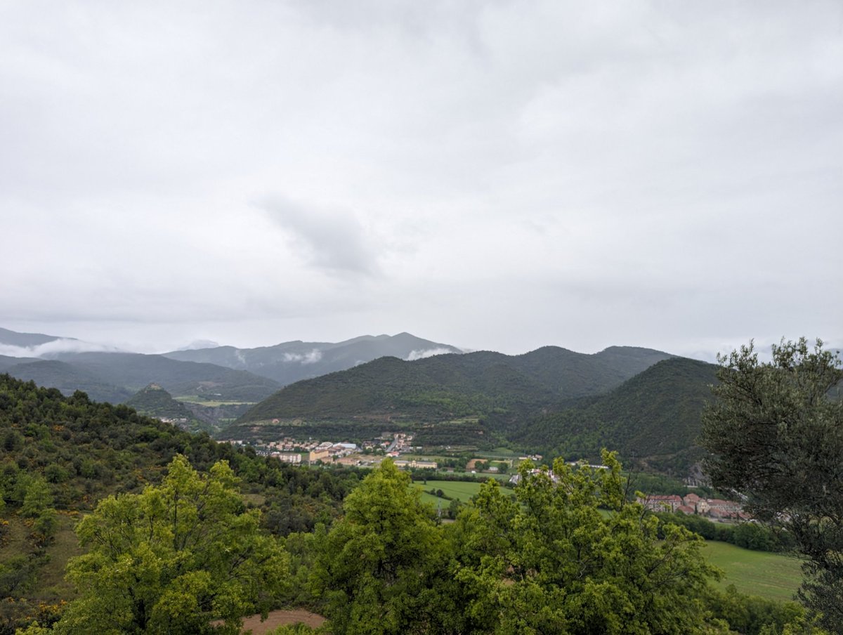Primavera 🌸 gris🌫️ en #Boltaña pero también podemos disfrutar del 1️⃣ de mayo