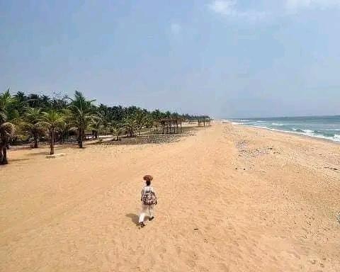 This is Ibeno Beach🌊 In Akwa-ibom state, the Ibeno people are Indigenous Obolo(Andoni) people a sub Group under the Ijaw Nation.. They speak Obolo Ijaw Dialect Ibeno is said to have the largest Sand Beach in West Africa 30km 10 times bigger than Famous Lagos Bar Beach...🌊