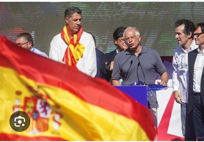 Aquí teniu a Miquel Iceta i a Salvador Illa a les manifestacions de l'any 17 contra Catalunya. Els que havien de 'desinfectar' l'independentisme. Tinguem memòria!