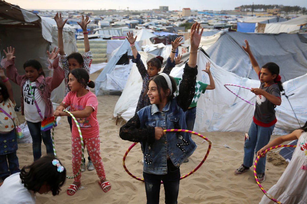 #Gazze'de bir grup gönüllü öğretmen, #İsrail'in düzenlediği saldırılar nedeniyle eğitimden mahrum kalan Filistinli çocukların eğitimlerini sürdürebilmeleri için çadır kampta kısıtlı imkanlarla ders vererek büyük çaba gösteriyor. 🇵🇸