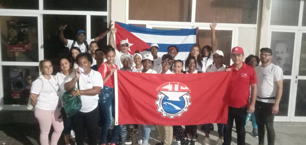 El equipo de avanzada de la @CtcLaHabana que compartió la noche con la cubana 🇨🇺 caldosa para amanecer juntos para esta fiesta de #1Mayo