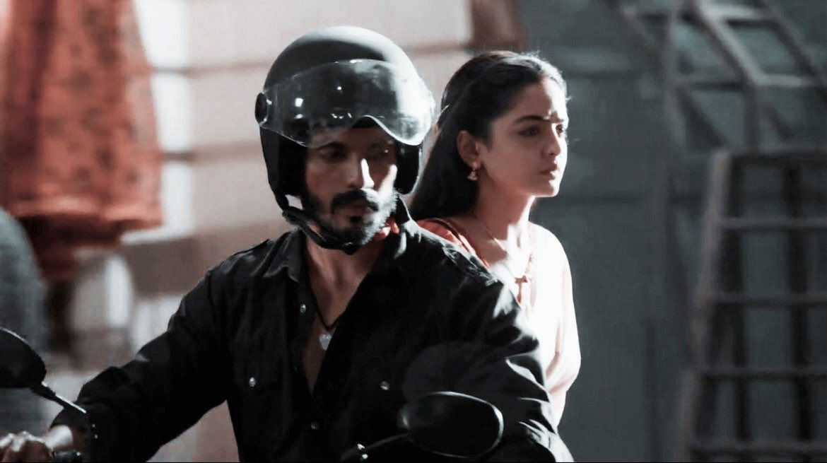 Their very first bike scene is quite significant and symbolic in a way that they are both distant from each other at this moment in time, they will have bumps in the road but eventually the journey will bring them close together!♥️
#KanwarDhillon #SaChi #UdneKiAasha
