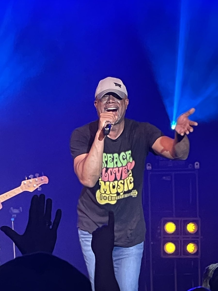 Rogihan's tweet photo. @dariusrucker You were so good last night.  Tyler was great too, thanks for having him on. What a great band you have. https://t.co/1PzpgXXWED