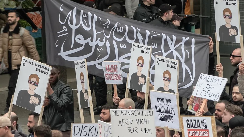 In Hamburg laufen Typen völlig unbehelligt mit einer al-Qaida Flagge rum. Kein Wunder, dass sich schon arabische Staaten bei uns beschweren. Was Regierung und Behörden hierzulande durchgehen lassen ist ungeheuerlich.