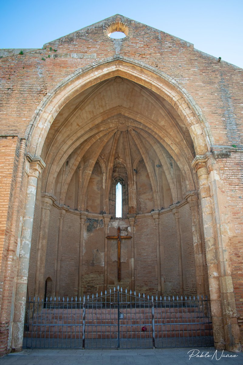 Iglesia de San Martín (Niebla) Erigida entre los siglos XIV y XV en estilo gótico-mudéjar, y que en 1922 el buque de la iglesia fue derruido para facilitar la entrada de coches intramuros 🖋️@EduLopez1889