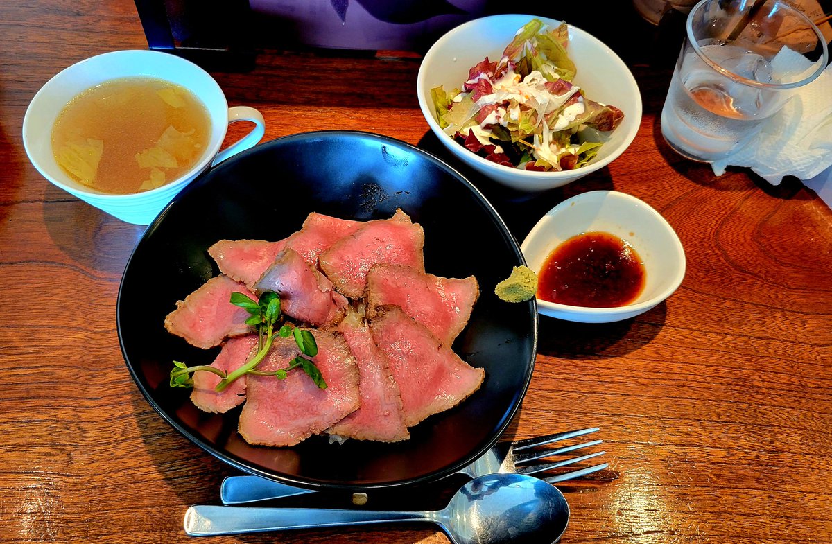 takahashi69's tweet image. 今日の🥩お昼🍽️は村上駅前のwoody🐮さんで村上牛ローストビーフ丼🍜1600円を食べました😋
めっちゃ美味しかったけど…ご飯大盛り🍚にすれば良かったとそこだけ後悔🤣　ご馳走様でした🙏
#woody
#lunch
#lunchmenu
#村上牛
#ローストビーフ丼