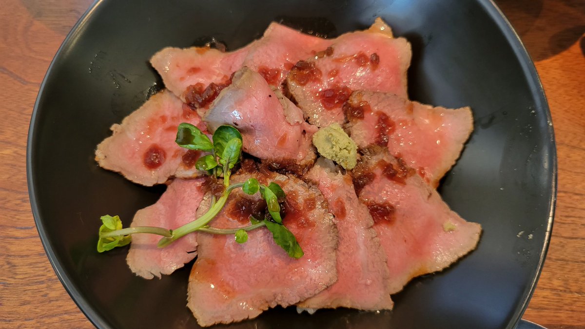 takahashi69's tweet image. 今日の🥩お昼🍽️は村上駅前のwoody🐮さんで村上牛ローストビーフ丼🍜1600円を食べました😋
めっちゃ美味しかったけど…ご飯大盛り🍚にすれば良かったとそこだけ後悔🤣　ご馳走様でした🙏
#woody
#lunch
#lunchmenu
#村上牛
#ローストビーフ丼
