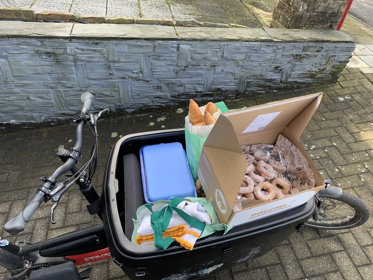 This is how one loads up for a fabulous May 1st picnic 😁🚲 

Enjoy your day! 

#cargobike #donuts #Vappuu #MayDay2024 #cycling