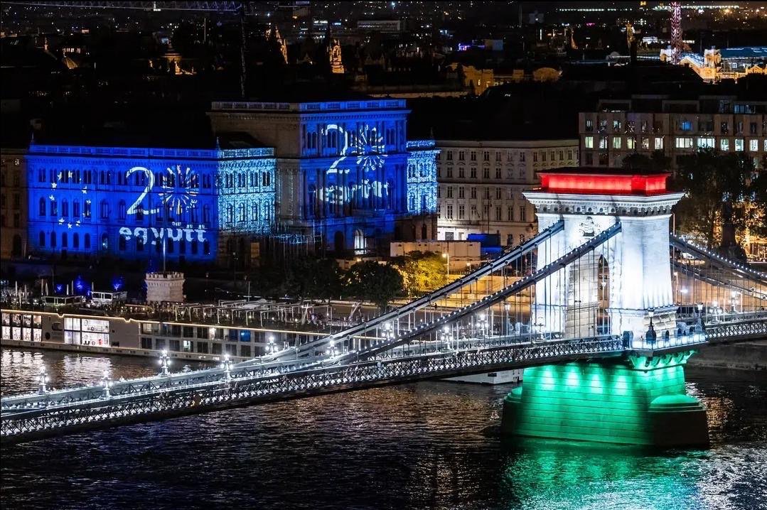 20 years of EU membership. This was Budapest last night. Organised by the capital - not ⁦@PM_ViktorOrban⁩