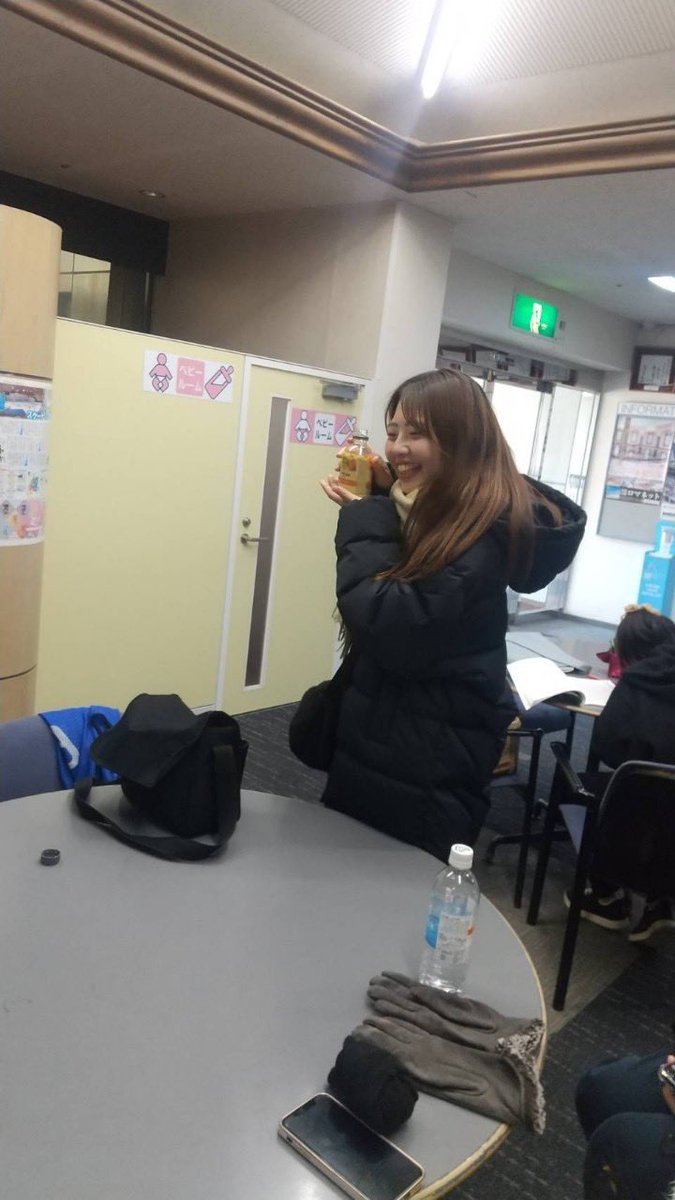 2024SilverFox's tweet photo. #827佐々木莉子(新3年・彦根東・経済・MG)
ご飯前にはある恒例行��がヒソヒソと行われる。微かにパカっと聞こえる音はもはやBGM。明るく、おっとりした性格がみんなを癒やす。
#透明の何か#琵琶湖の女神 https://t.co/Dm6CqKmYt9