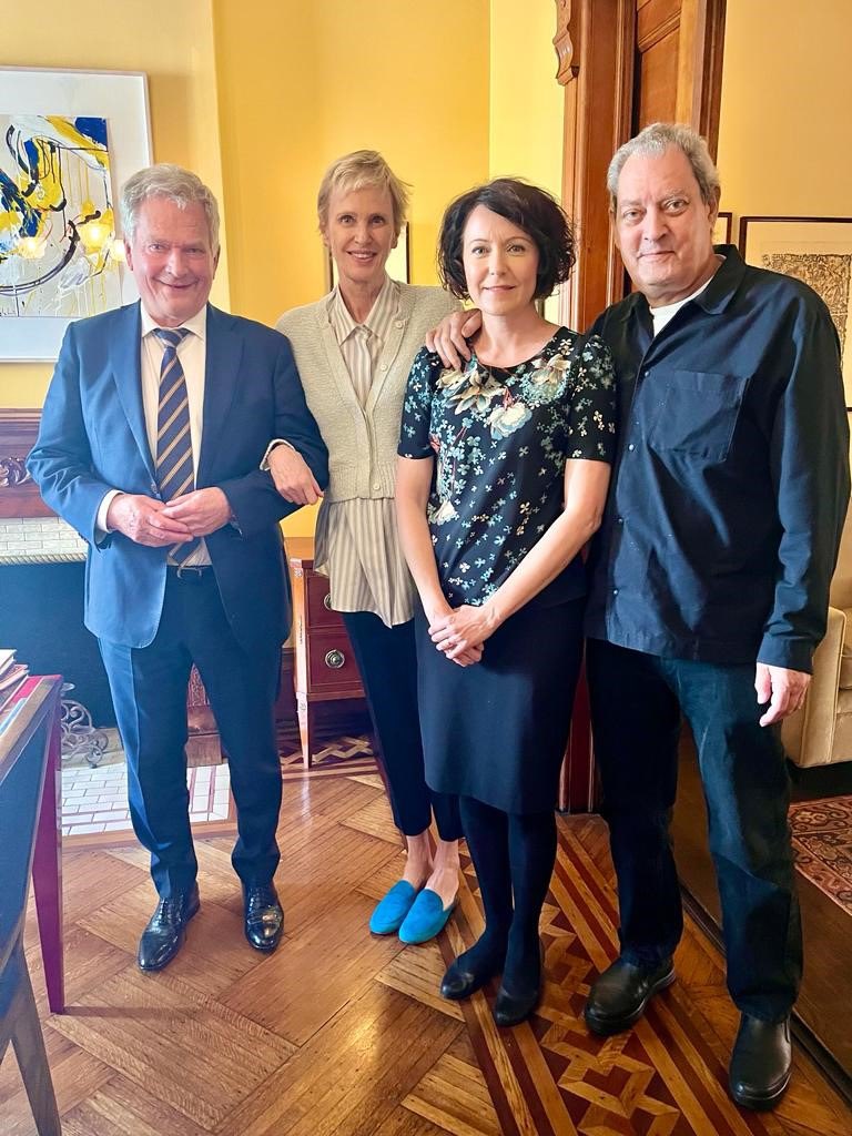 Paul Auster kirjoitti paljon siitä, miten yksittäinen tapahtuma voi muuttaa elämänkulun. Puhuimme siitä tavatessamme viime syksynä hänen kodissaan  Sunset Parkissa Brooklynissä. Nyt hän on poissa. R.I.P.