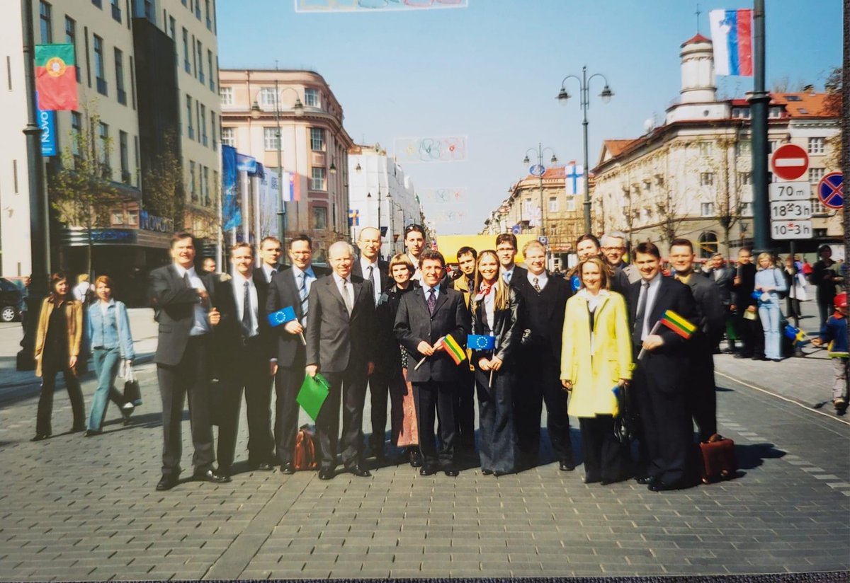 First day in the EU - May 1st, 2004. Vilnius, Gediminas str. With then Foreign Affairs Minister Antanas Valionis and @LithuaniaMFA colleagues. #MesEuropa #ES20