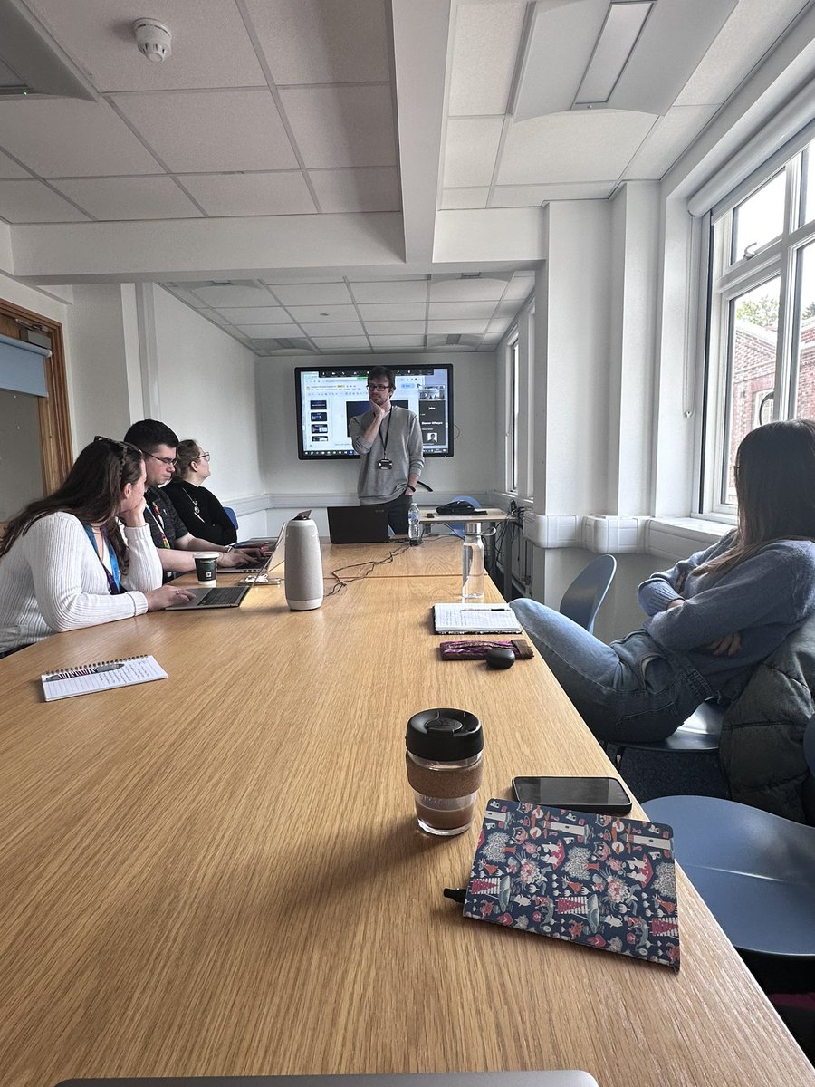 We are lucky to have with us this morning @ZwhiteHistory sharing tips on how to pursue a non-academic career post-PhD for @UoP_SASHPL PhDs @UoP_History @UoPHumSS #PhDLife