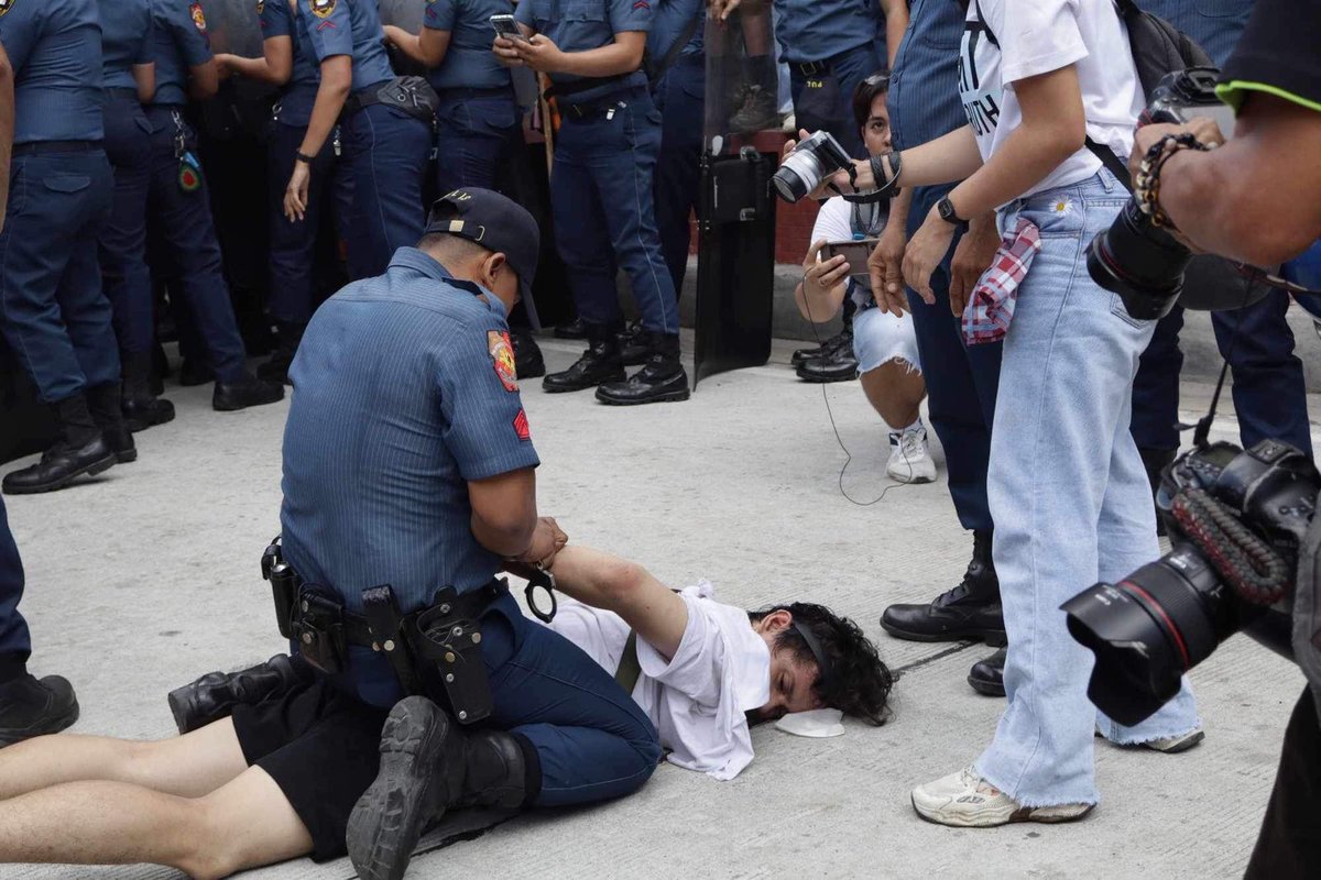 PISTON strongly condemns the brutal arrest of 6 activists in today's peaceful #MayDay2024 protest in front of the US Embassy.

The PNP's brutality exposes them for who they are: local mercenaries of the imperialists, not protectors of the people and trade unions.

#MayoUno2024