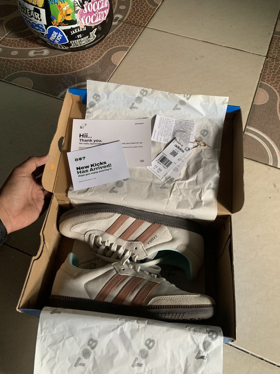 dijual,adidas samba OG crystal white clay strata
sz 41 bnib 
harga?pm aja 
minat dm temen-temen🙏🏽