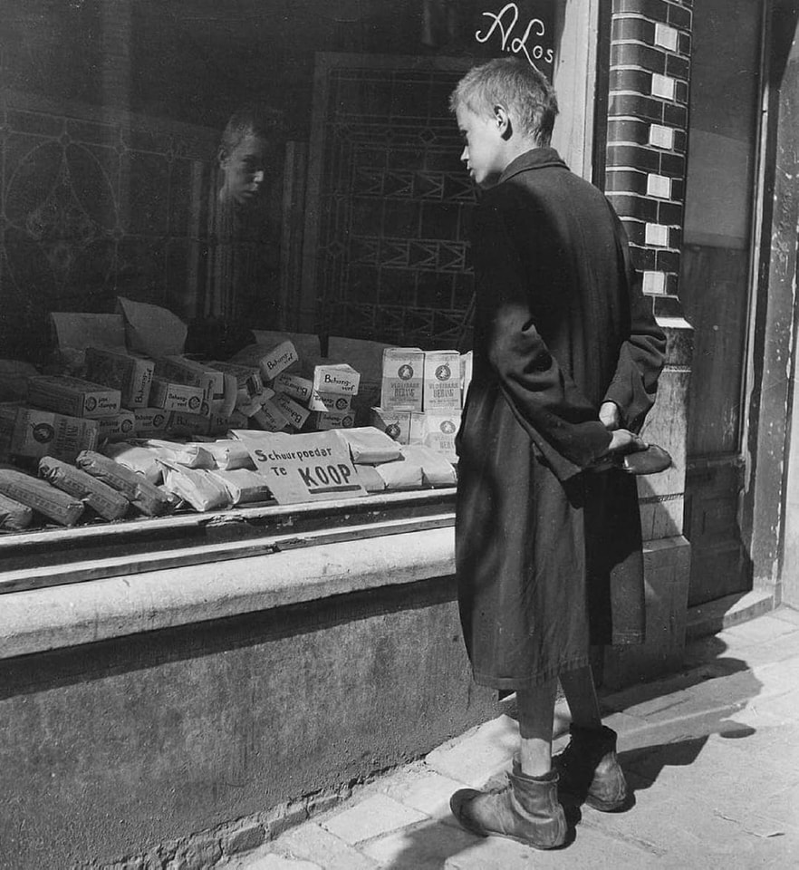 Lubię stare fotografie. Niektóre są takie smutne😔

* Amsterdam, Netherlands, 1944
Photo by Emmy Andriesse