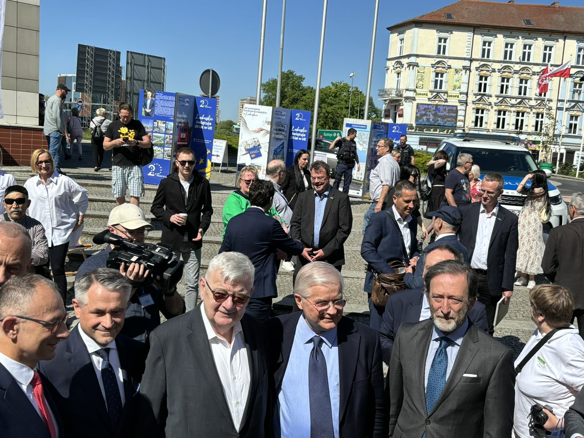 Jak 20 lat temu: Joschka Fischer i Włodzimierz Cimoszewicz na granicznym moście Słubice/Frankfurt #Polska #Niemcy #20latPLwUE @PR24_pl